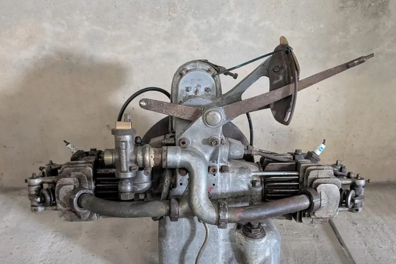 Victoria KR6 600cc boxer engine with caburettor and magneto (1927)