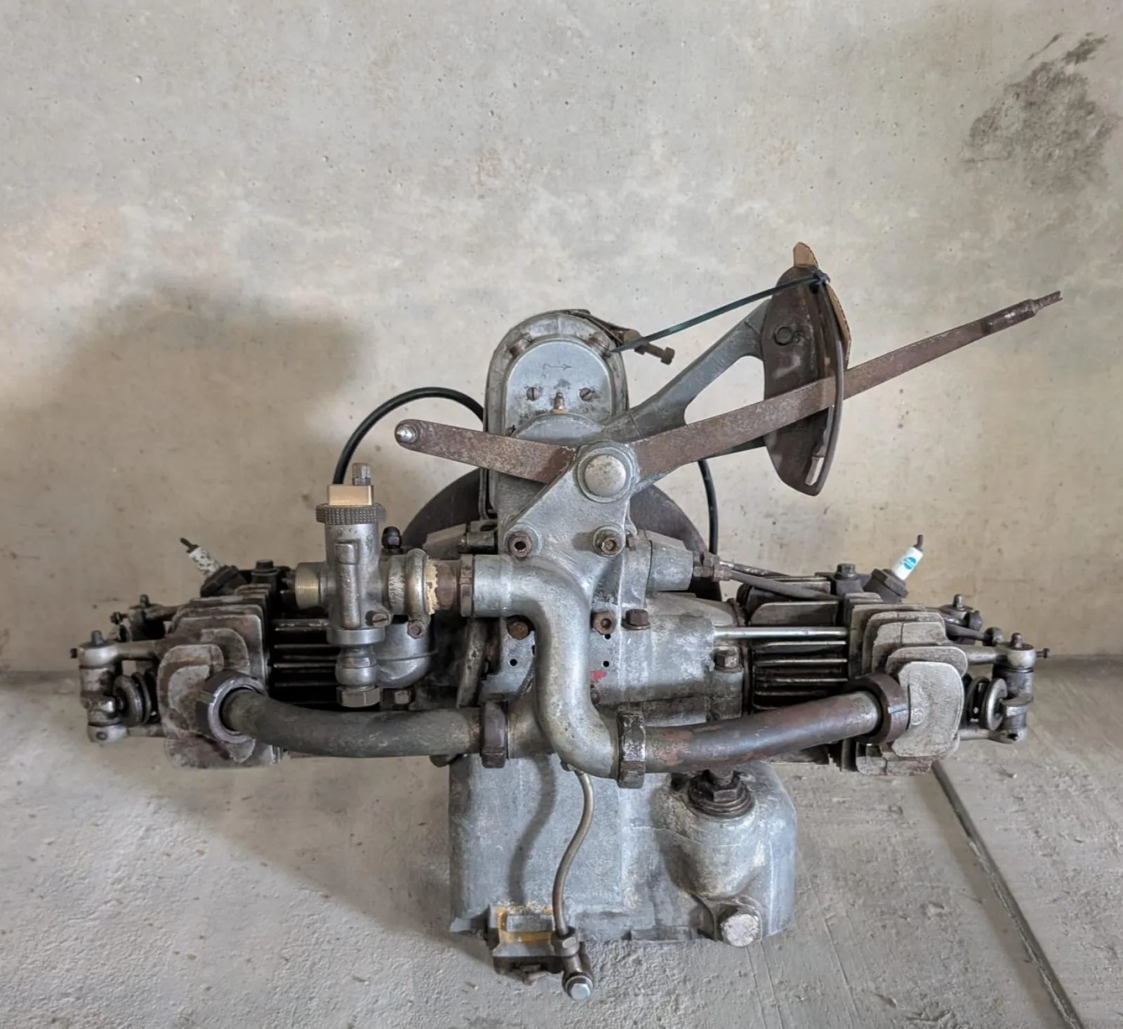 Victoria KR6 600cc boxer engine with caburettor and magneto (1927) — foto 1