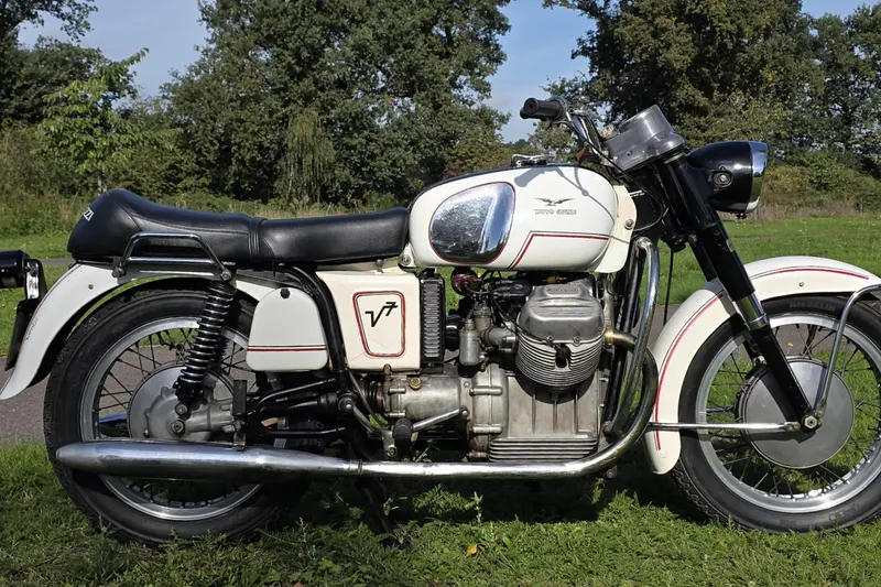 Moto Guzzi V7 (1968)