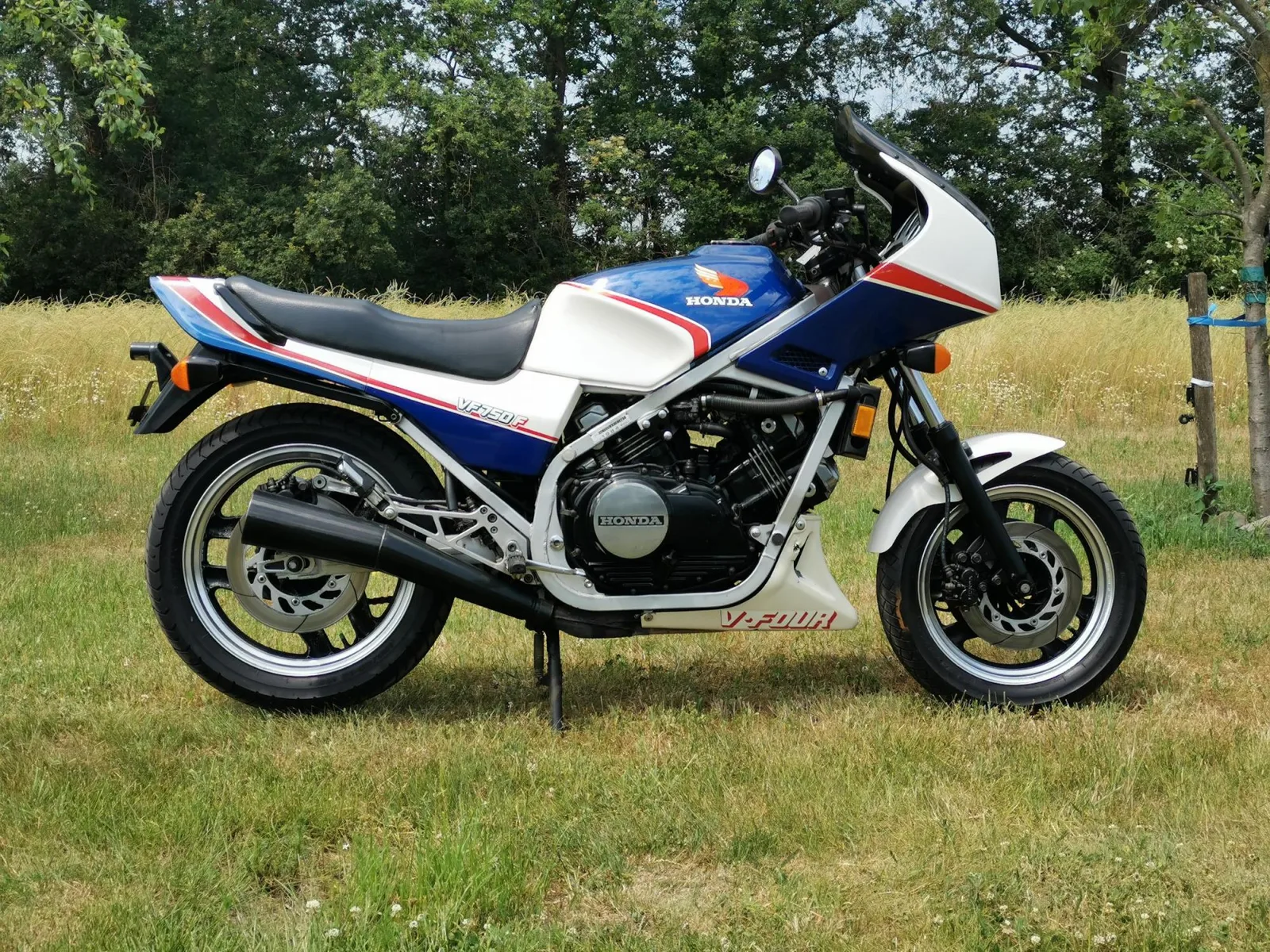Honda VF 750 F (2026) — foto 1