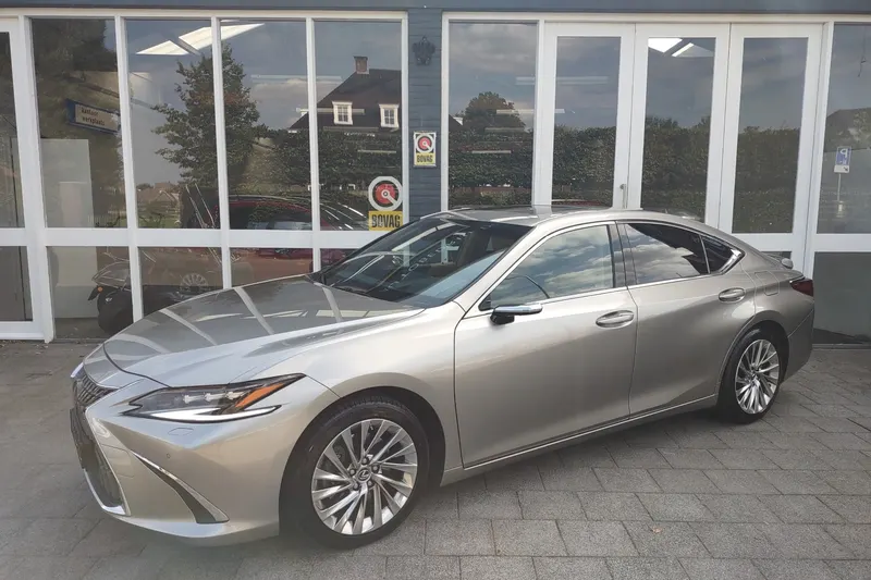 Lexus ES (2024)