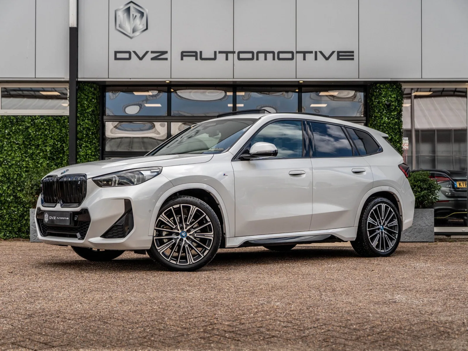 BMW iX1 (2023) — foto 1