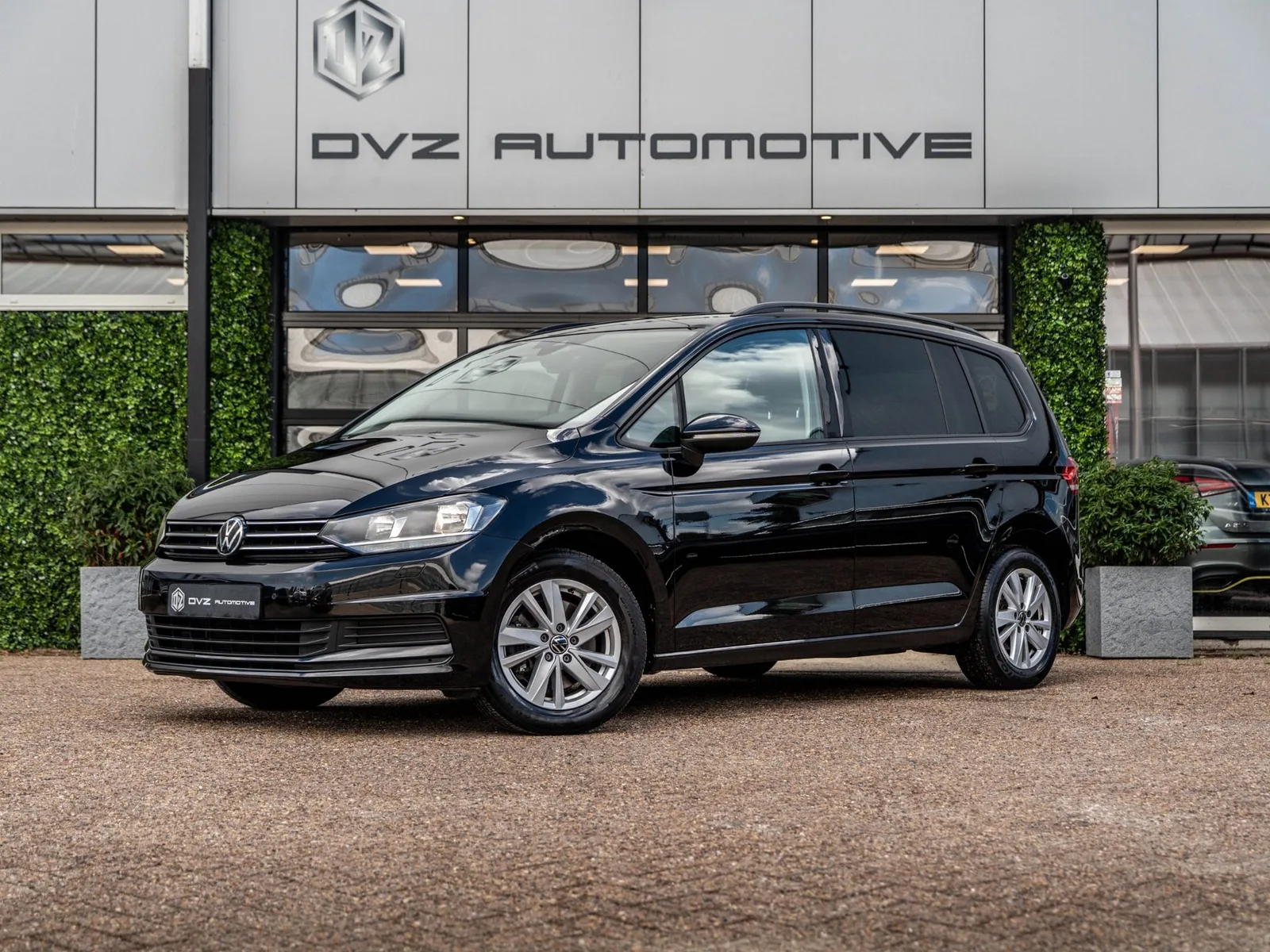Volkswagen Touran (2023) — foto 1