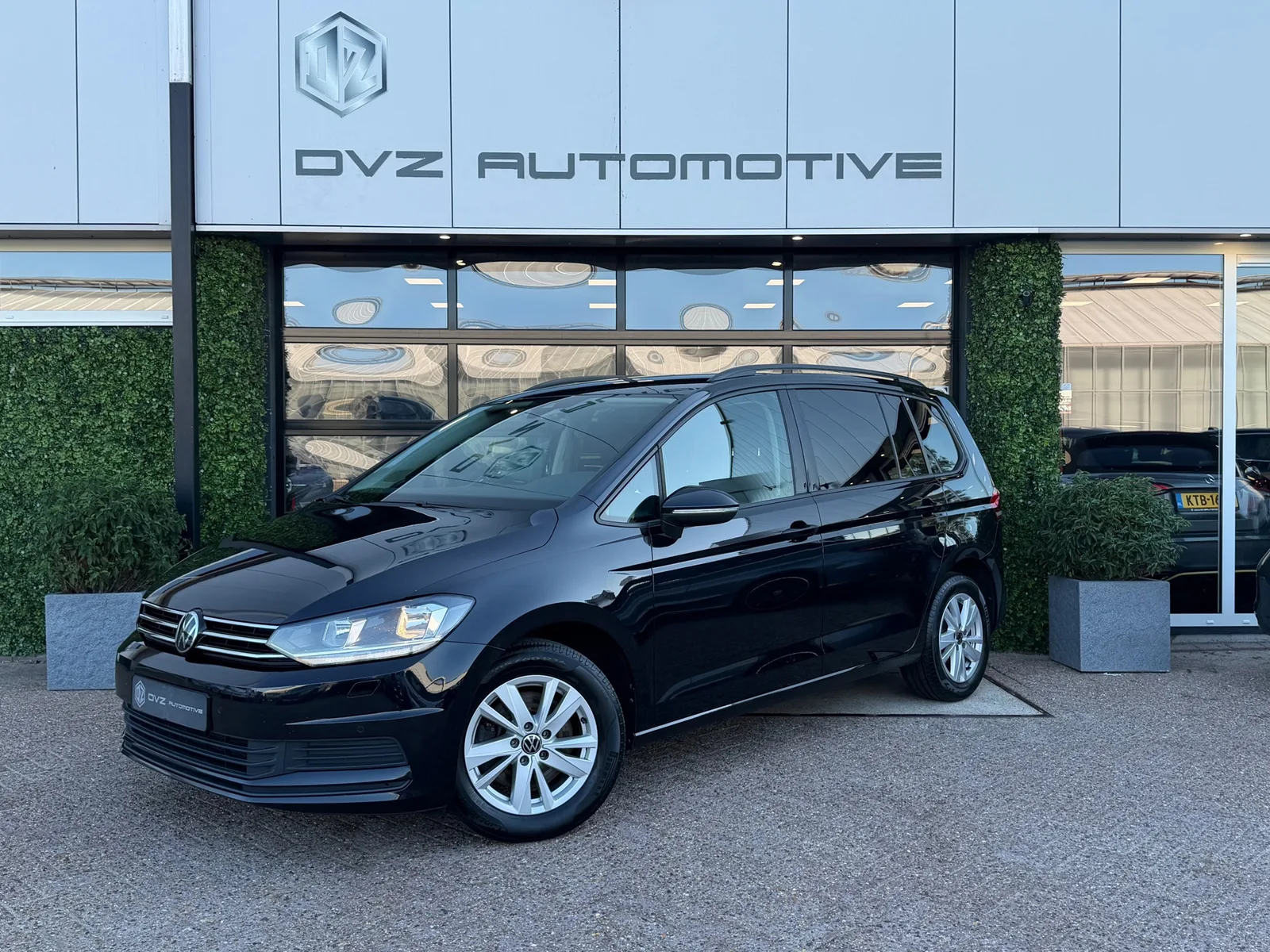Volkswagen Touran (2023) — foto 1