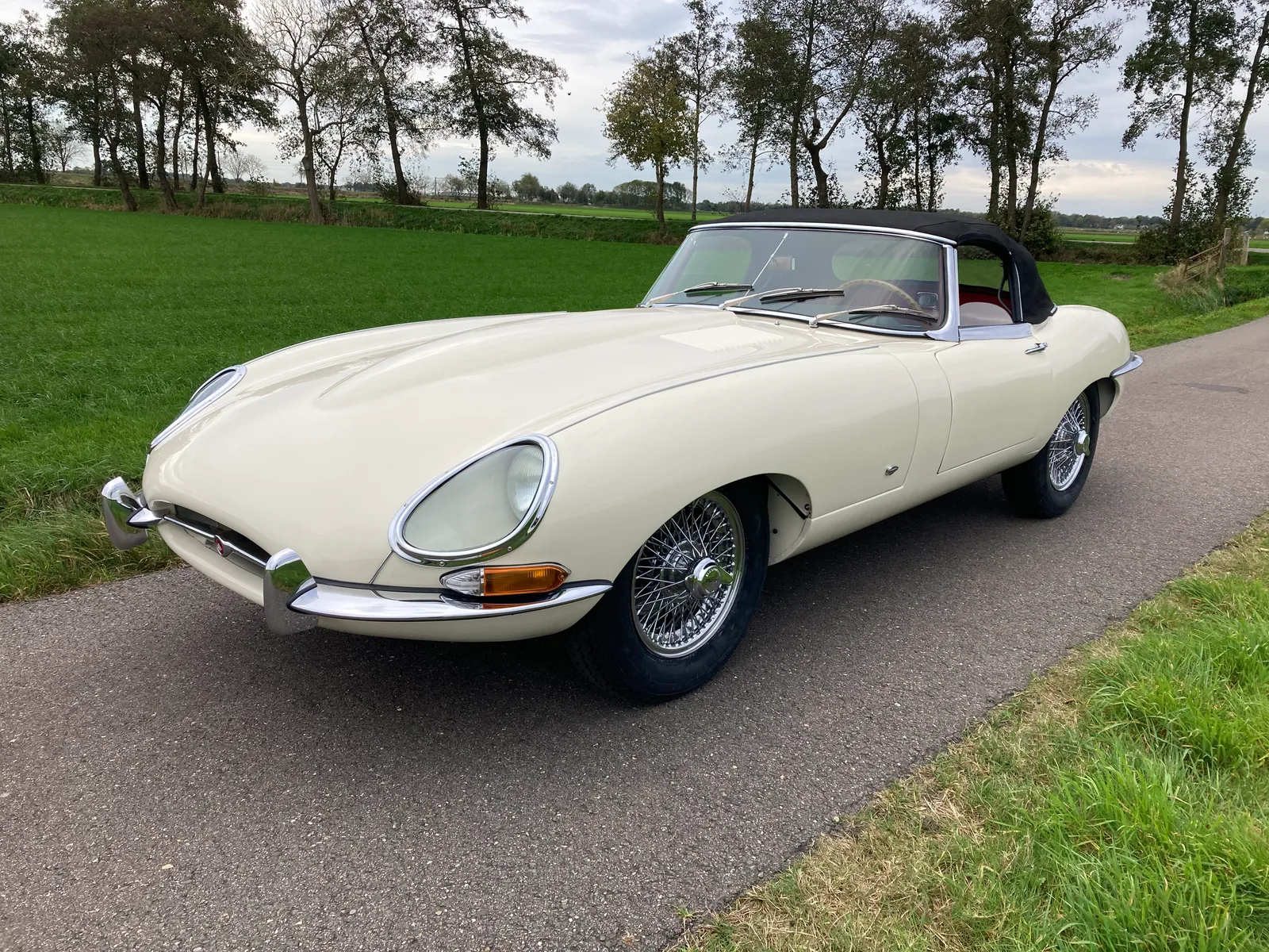 Jaguar E-Type (1961) — foto 1