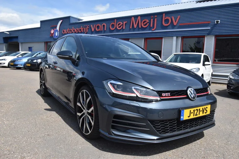 Volkswagen Golf (2020) — foto 1