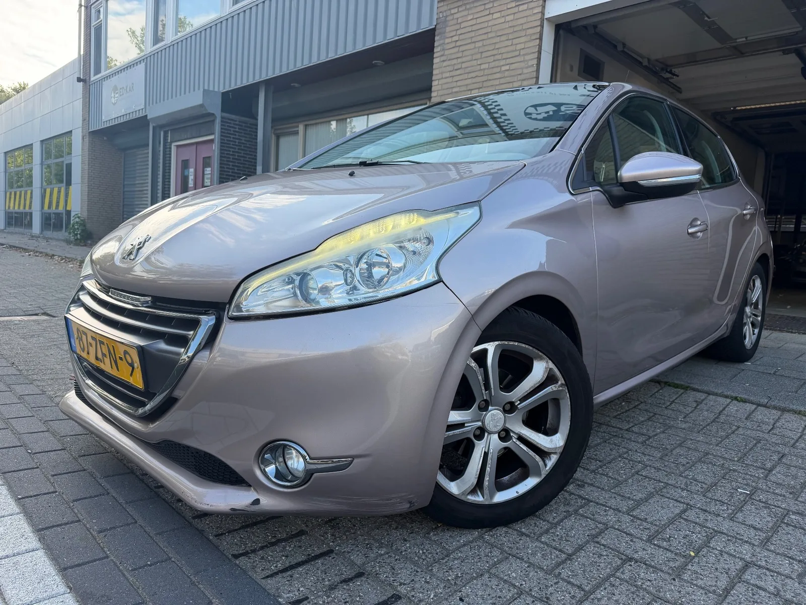 Peugeot 208 (2012) — foto 1