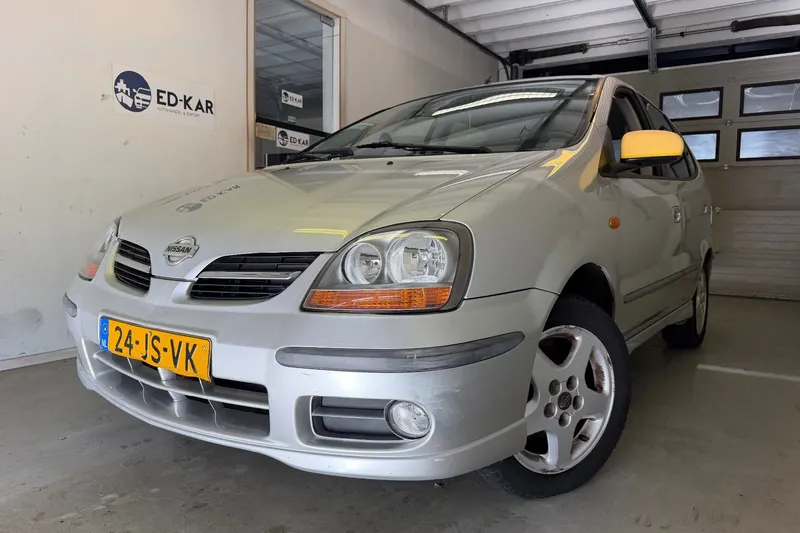 Nissan Almera Tino (2002)
