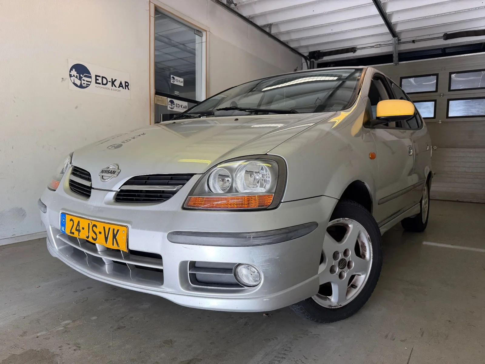 Nissan Almera Tino (2002) — foto 1