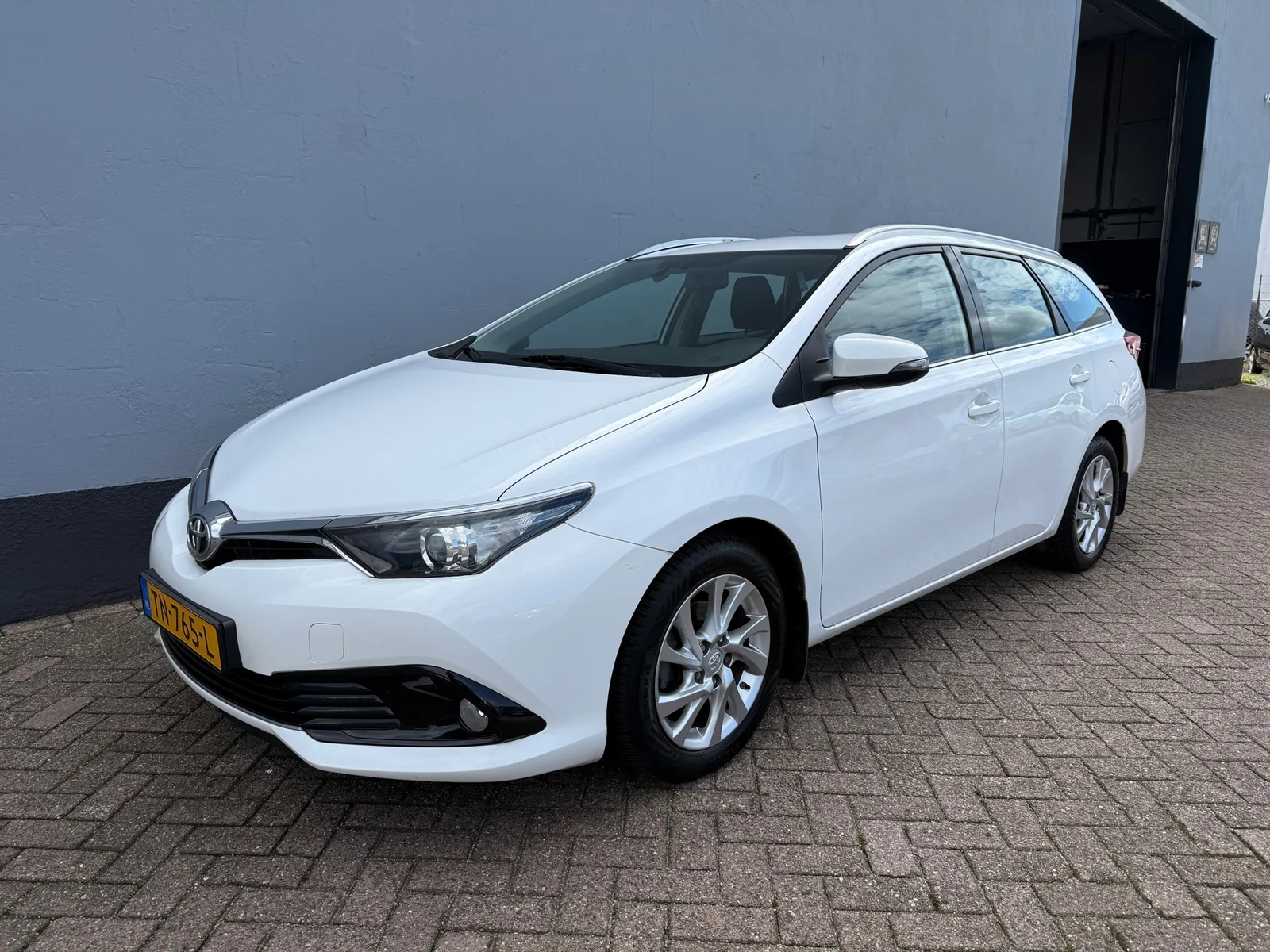 Toyota Auris (2016) — foto 1