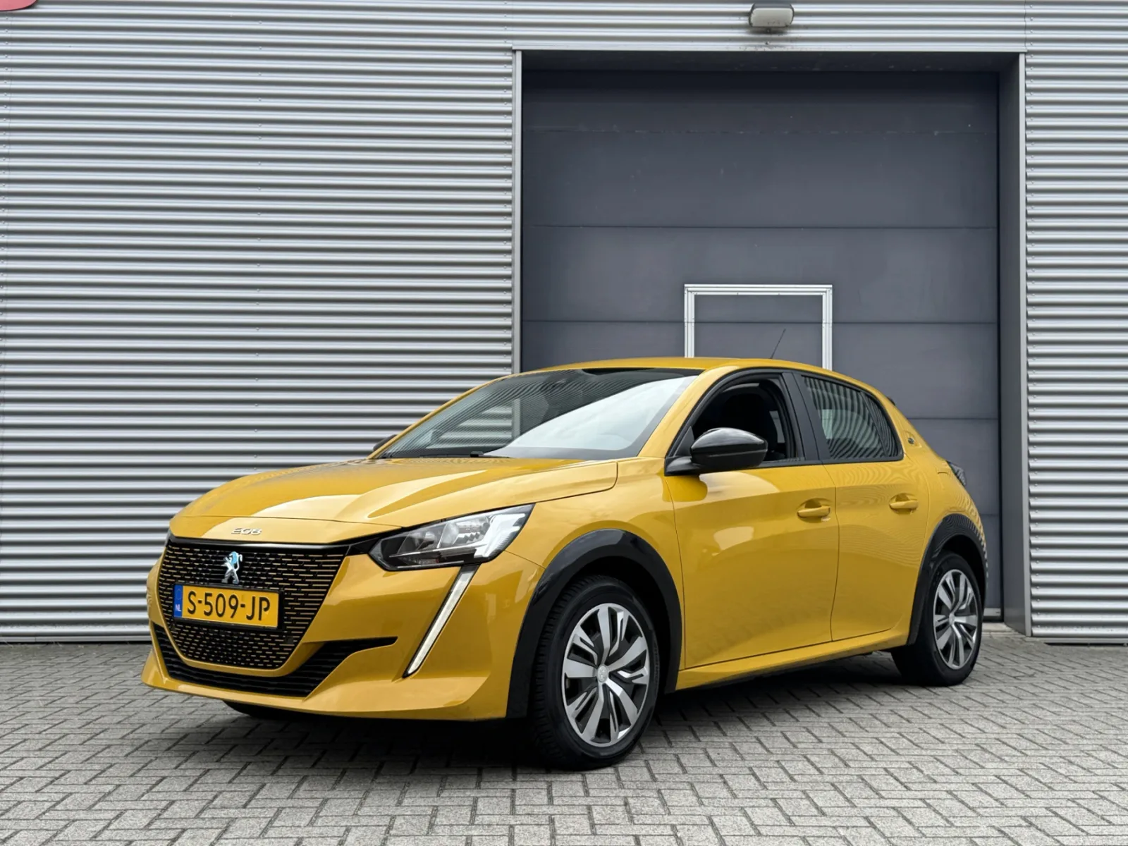 Peugeot e-208 (2023) — foto 1