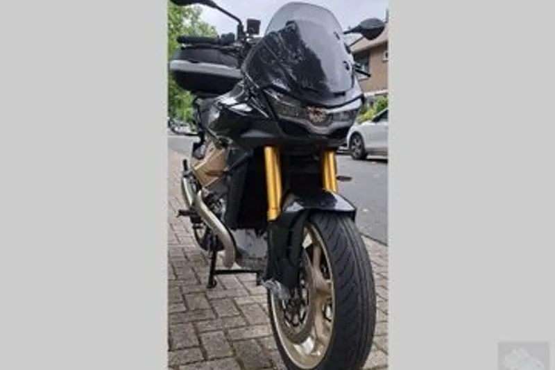 Moto Guzzi V100 Mandello S (2024)