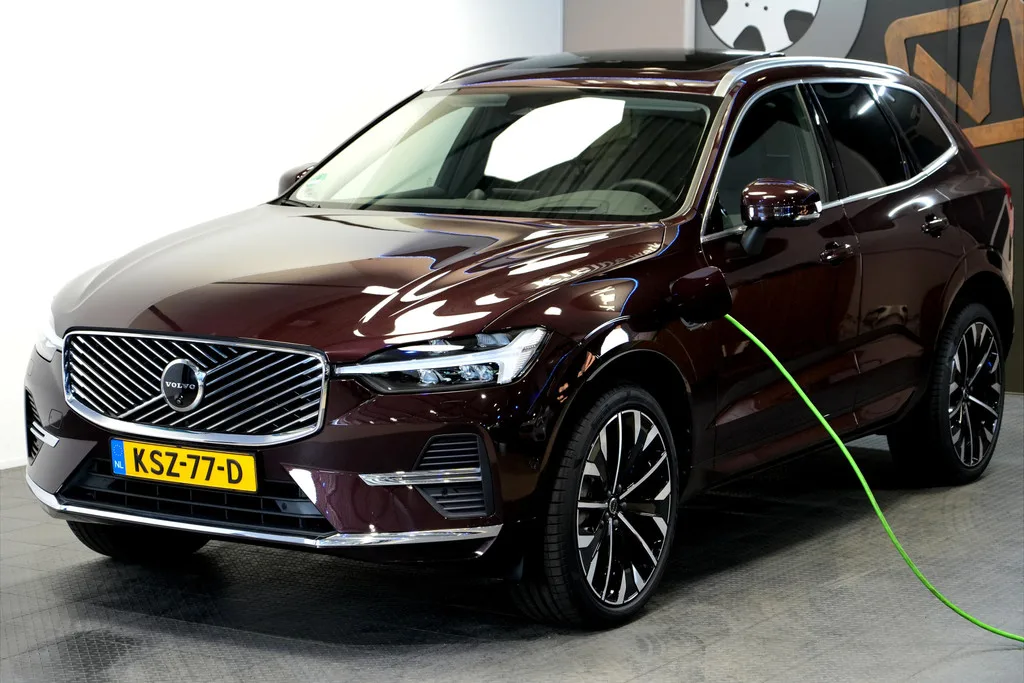 Volvo XC60 (2025) — foto 1