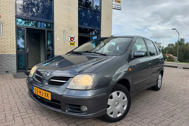 Nissan Almera Tino (2005)