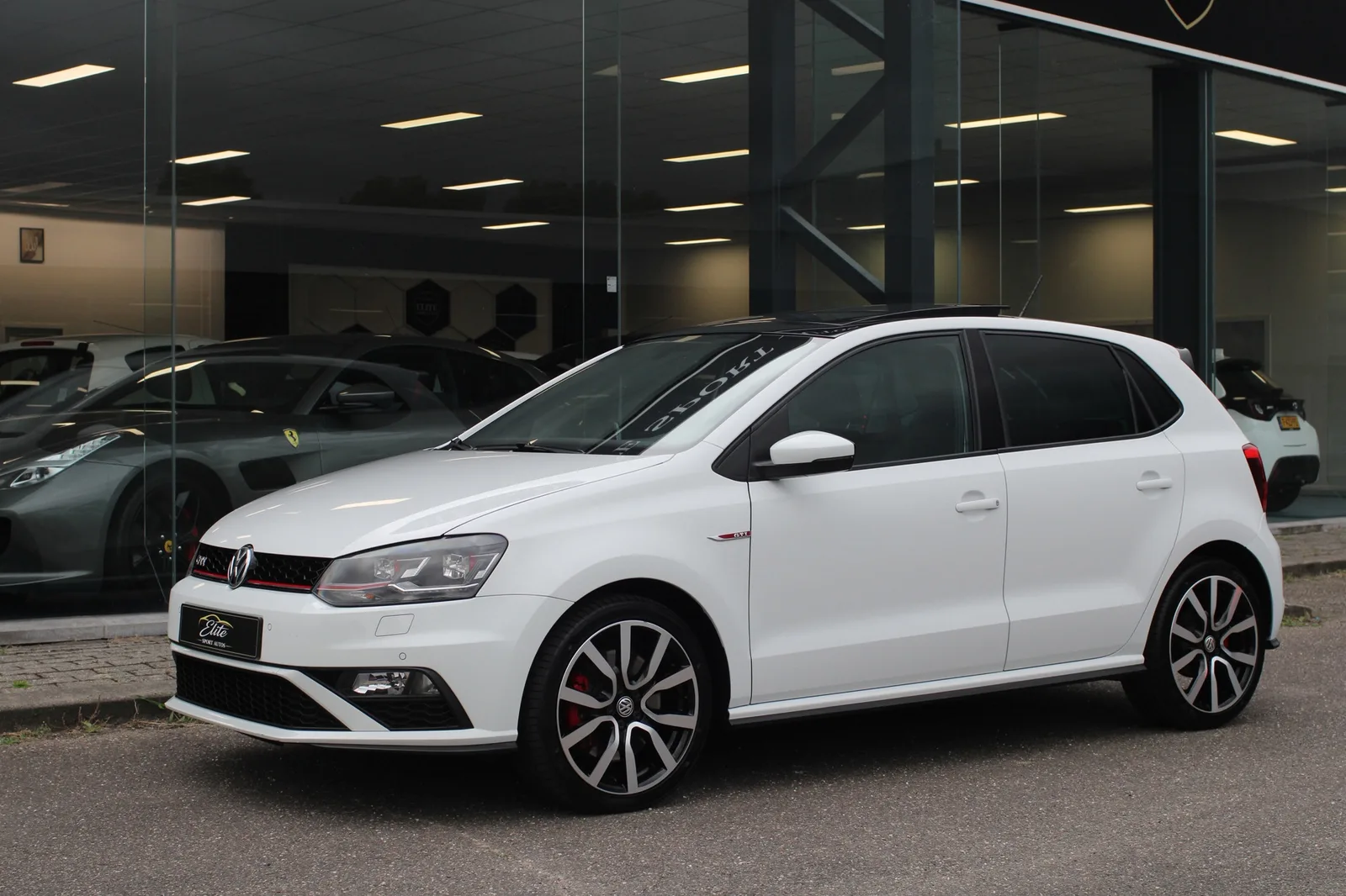 Volkswagen Polo (2015) — foto 1