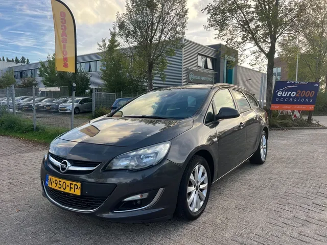 Opel Astra (2013) — foto 1