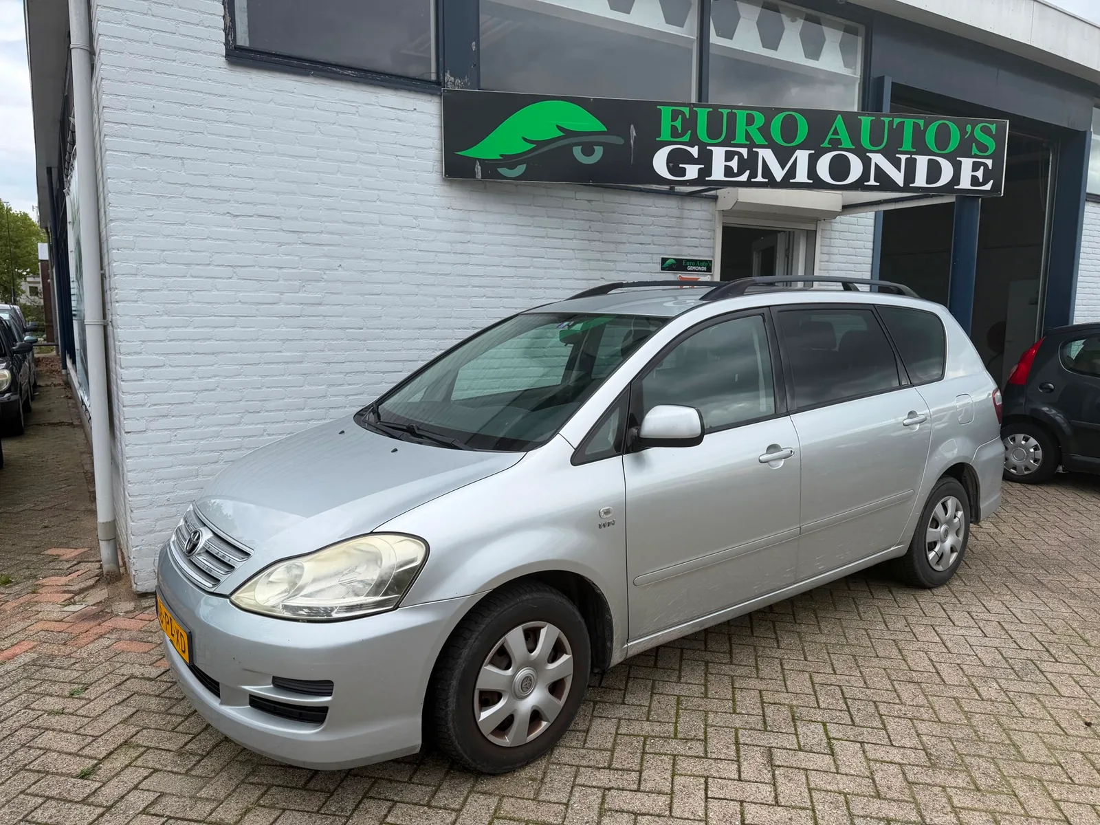 Toyota Avensis Verso (2004) — foto 1