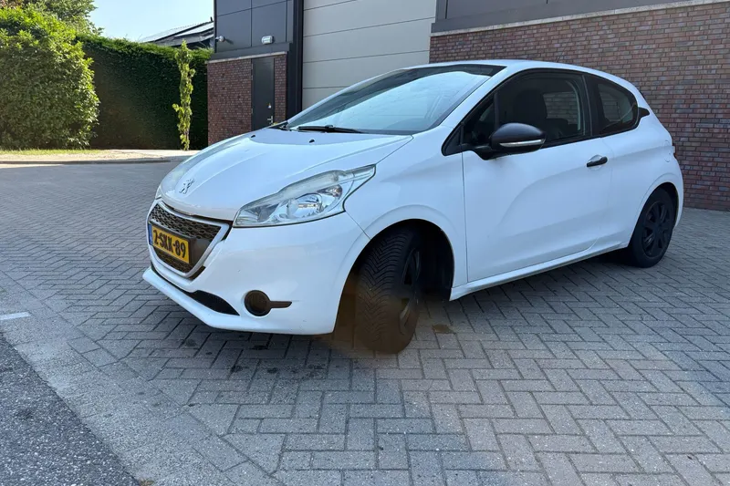 Peugeot 208 (2013)