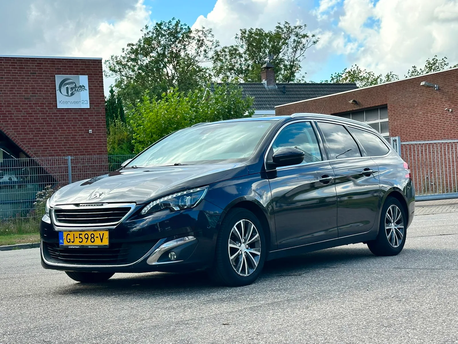 Peugeot 308 (2015) — foto 1