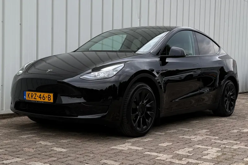 Tesla Model Y (2023)