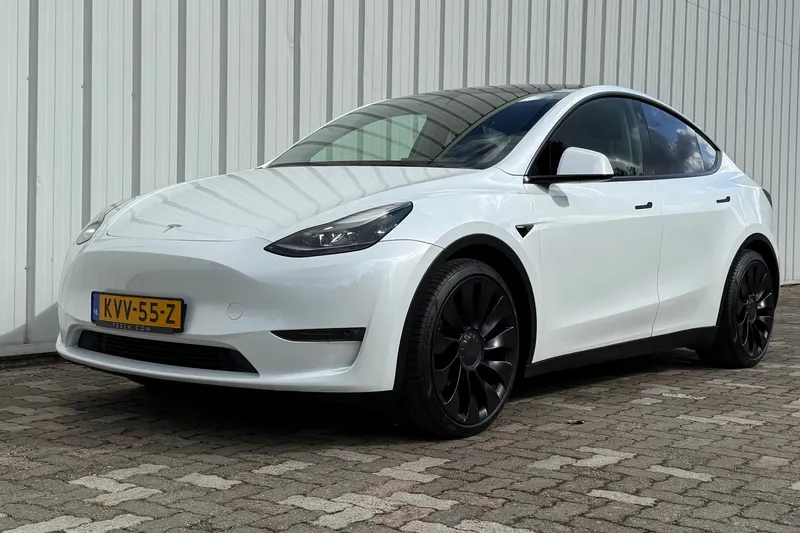 Tesla Model Y (2023)