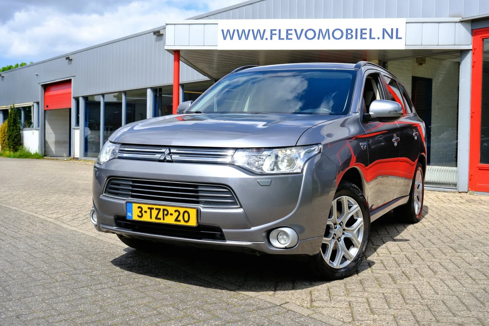 Mitsubishi Outlander (2014) — foto 1