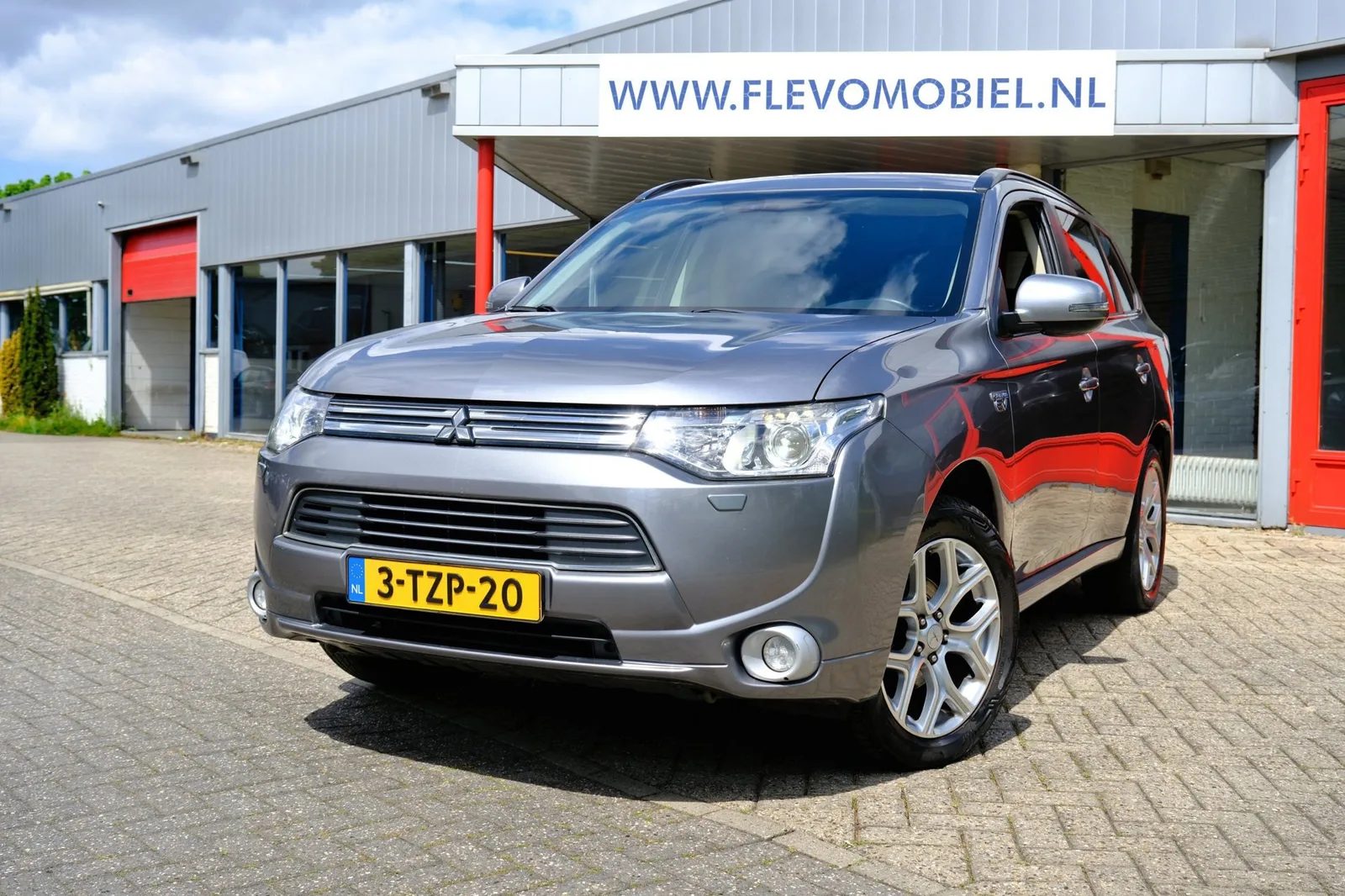 Mitsubishi Outlander (2014) — foto 1