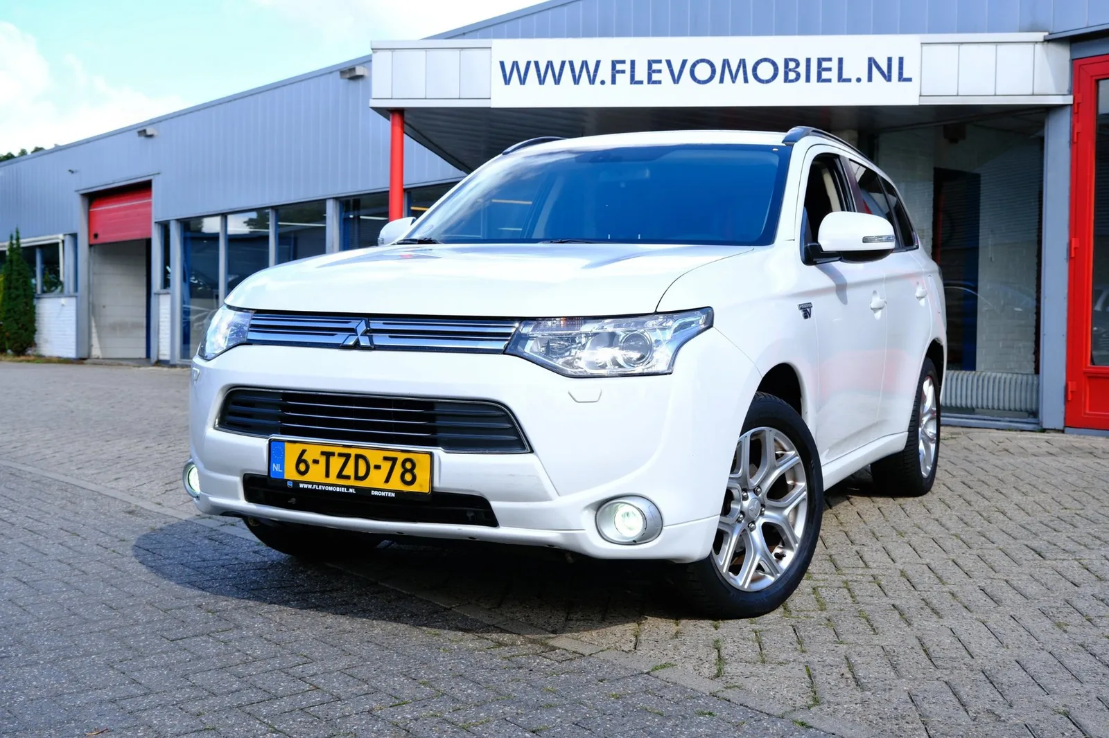 Mitsubishi Outlander (2014) — foto 1