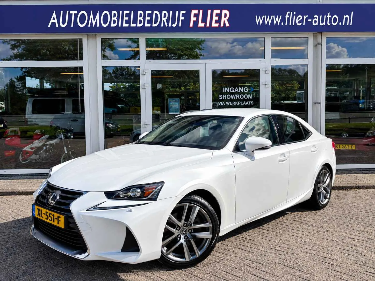 Lexus IS (2017) — foto 1