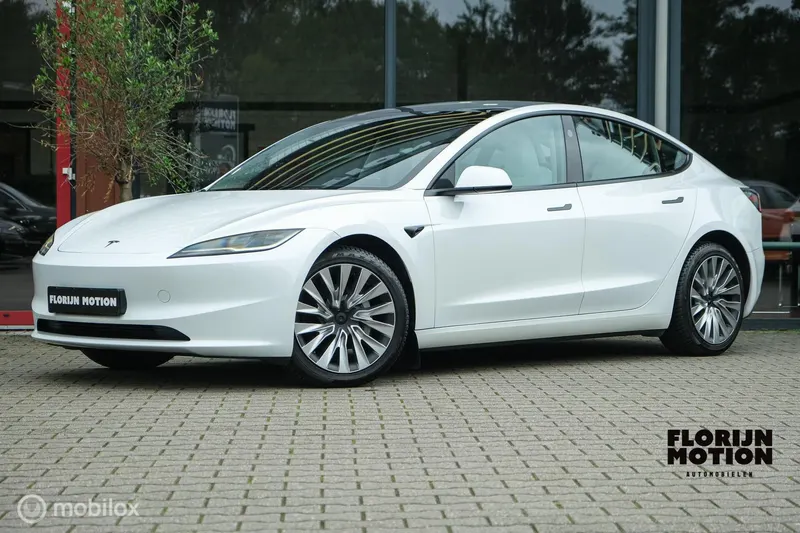Tesla Model 3 (2023)