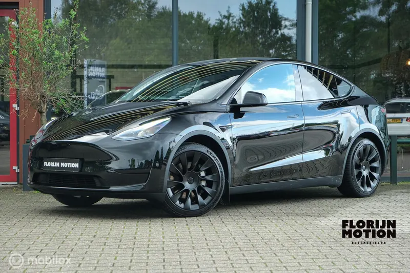 Tesla Model Y (2023)