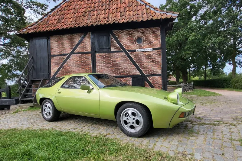 Porsche 928 (1977)