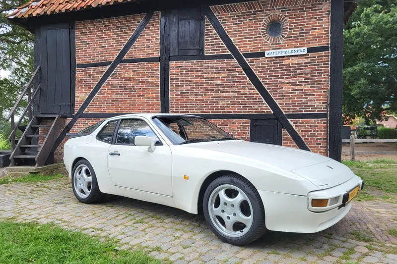 Porsche 944 (1982)