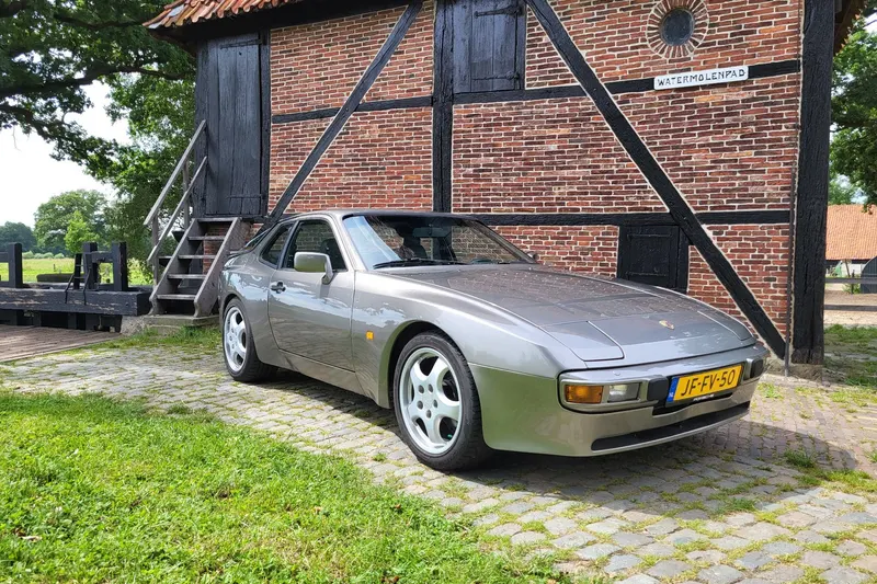 Porsche 944 (1982)