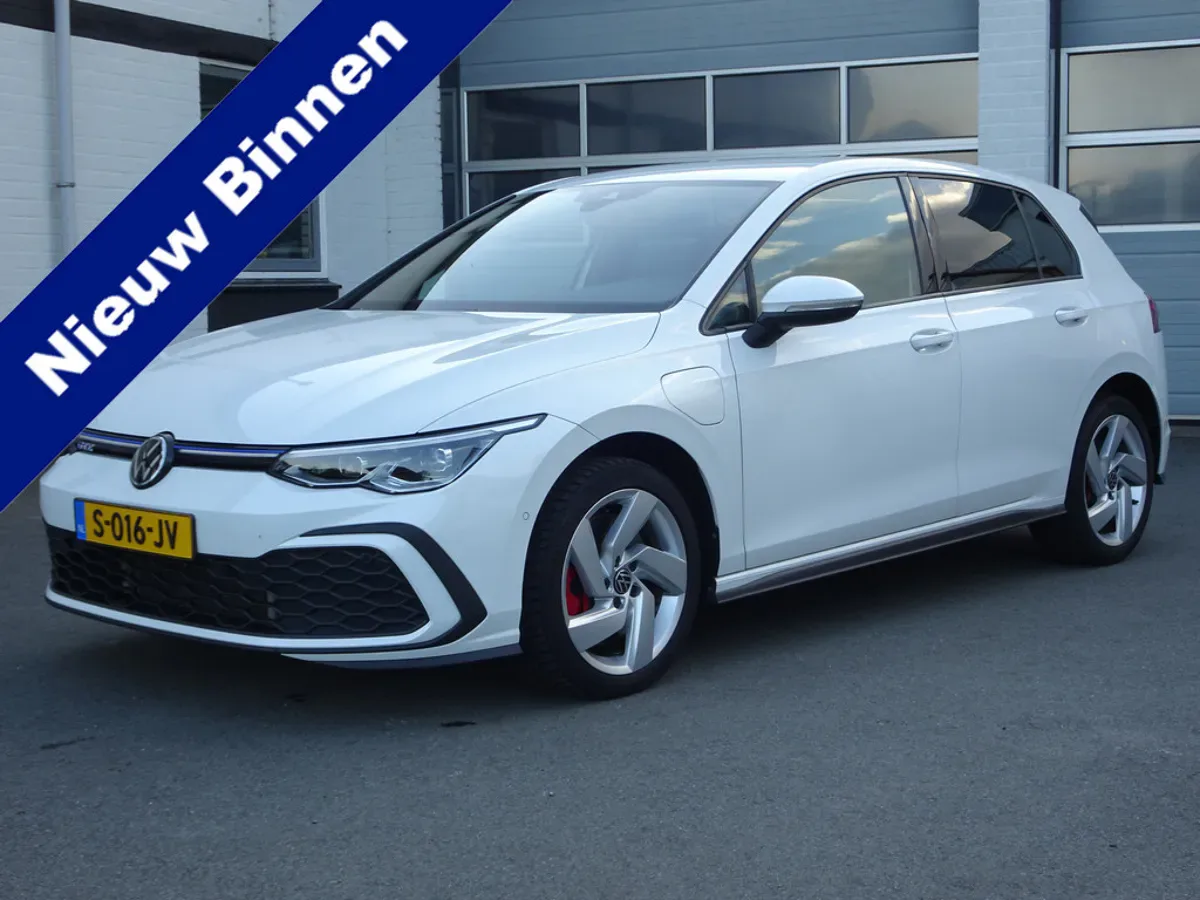 Volkswagen Golf (2023) — foto 1