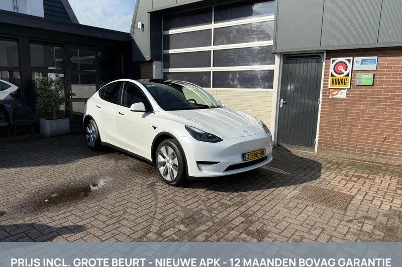 Tesla Model Y (2024)
