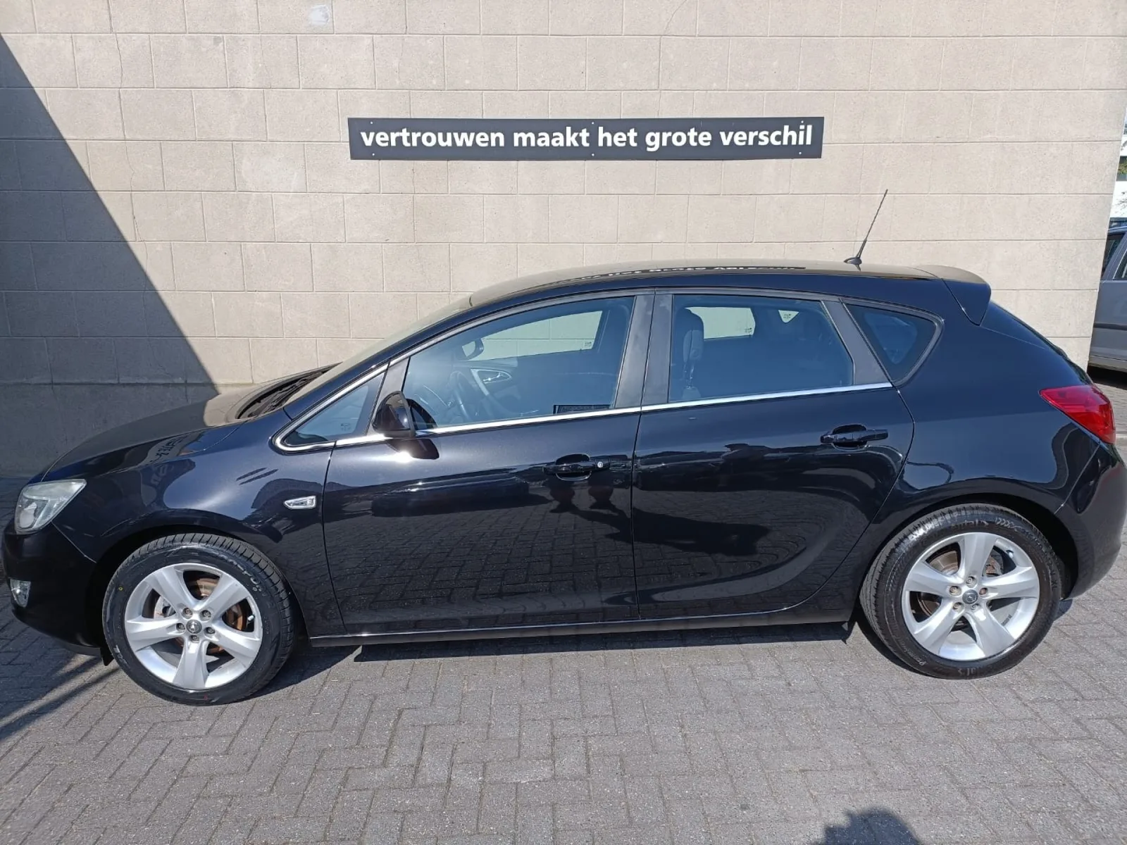 Opel Astra (2011) — foto 1