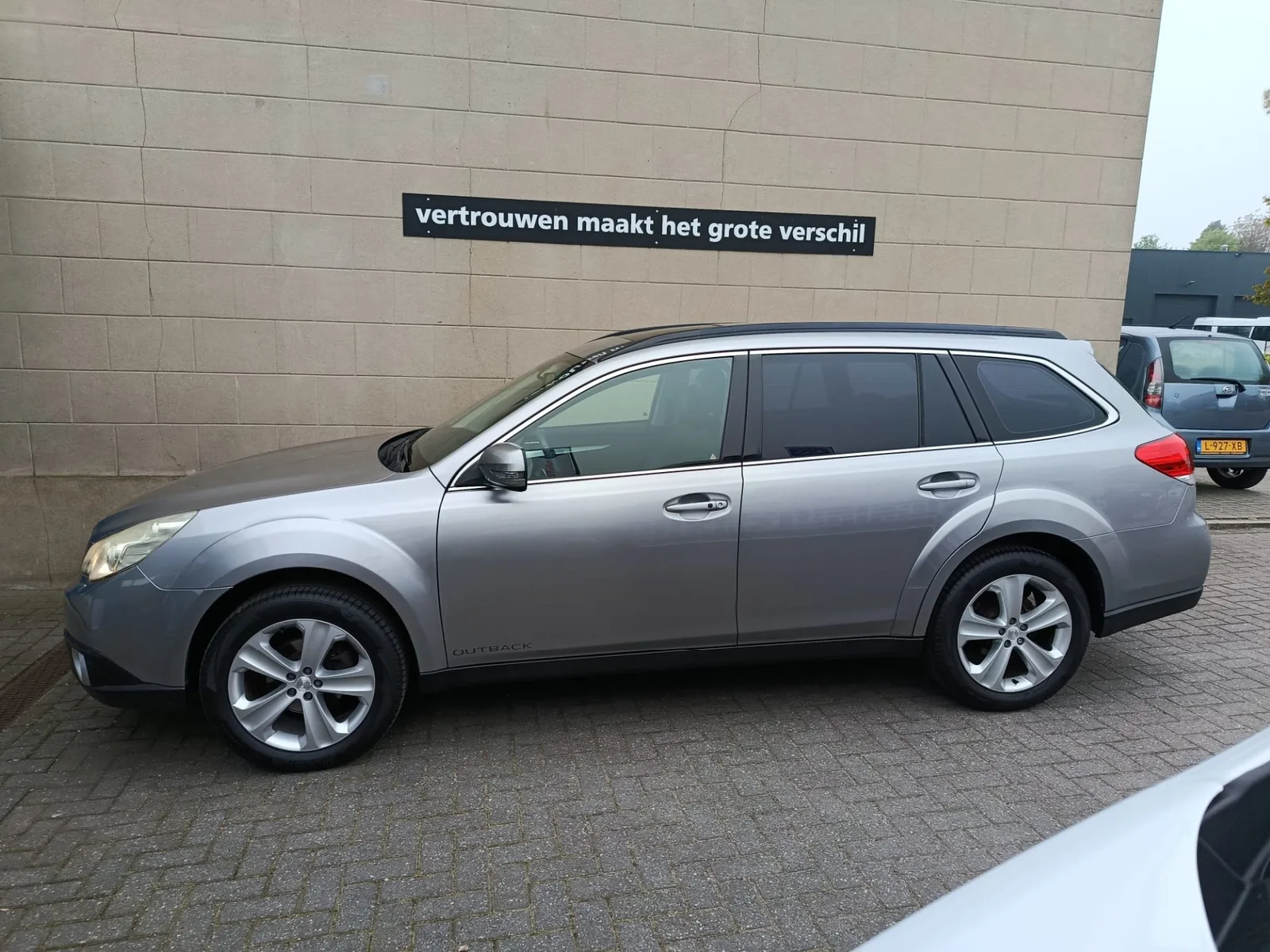 Subaru Legacy (2010) — foto 1