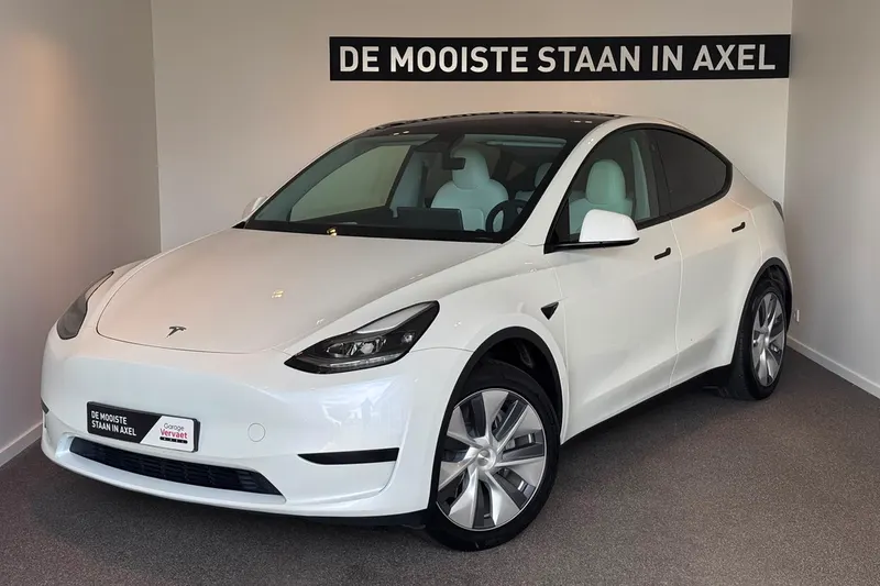 Tesla Model Y (2023)
