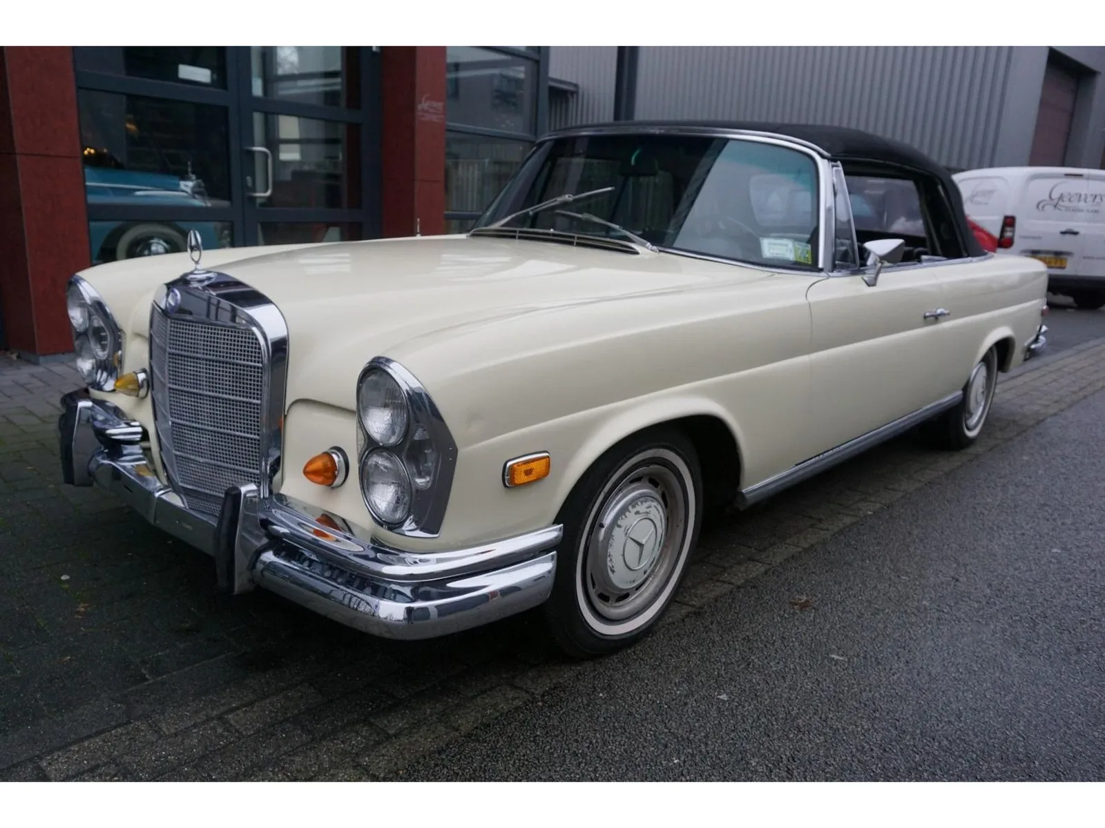 Mercedes-Benz 200-Serie (1968) — foto 1