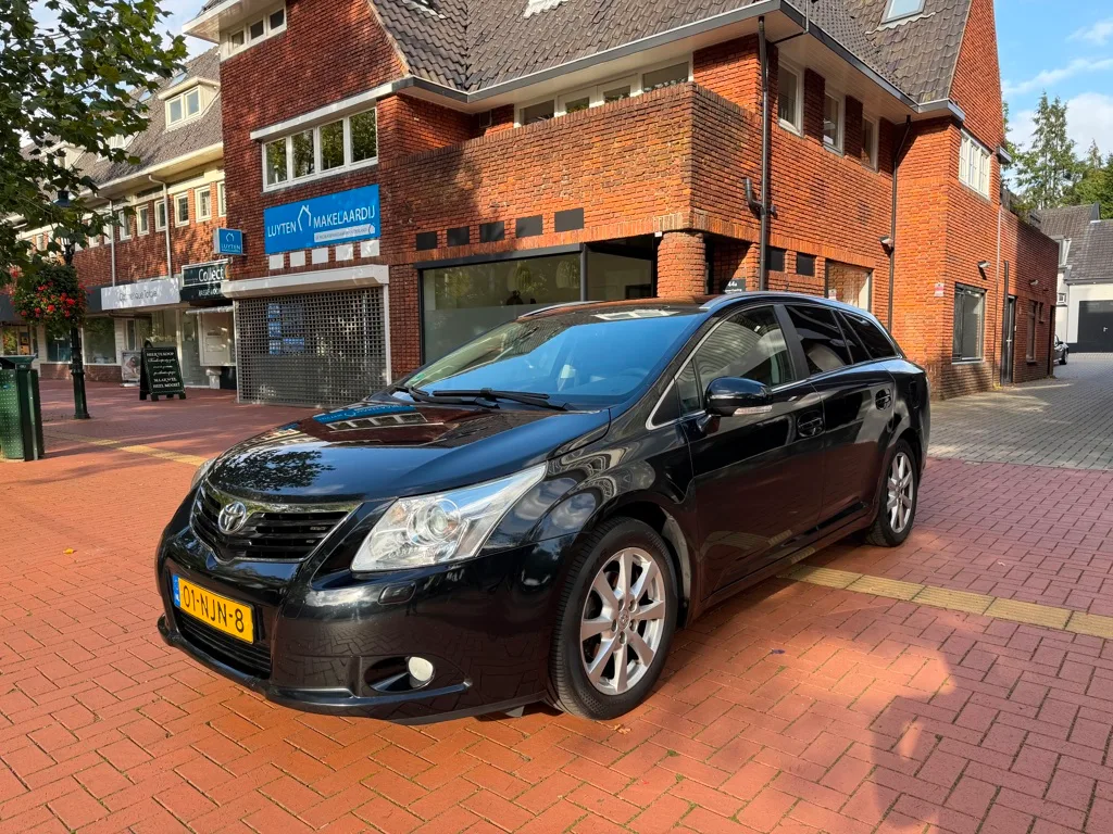 Toyota Avensis (2010) — foto 1