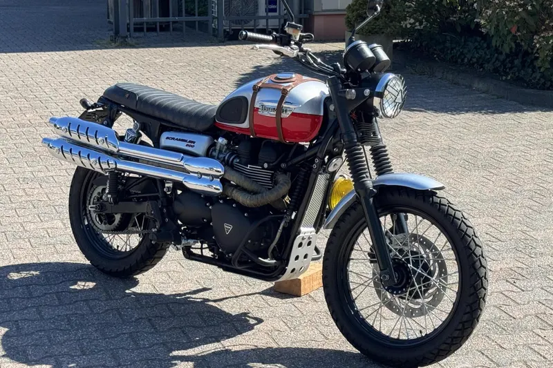 Triumph 900 (2014)