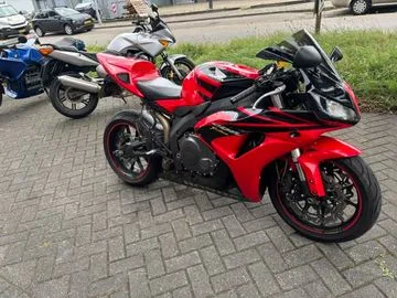 Honda CBR1000RR (2006) — foto 1