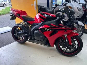 Honda CBR1000RR (2006) — foto 1