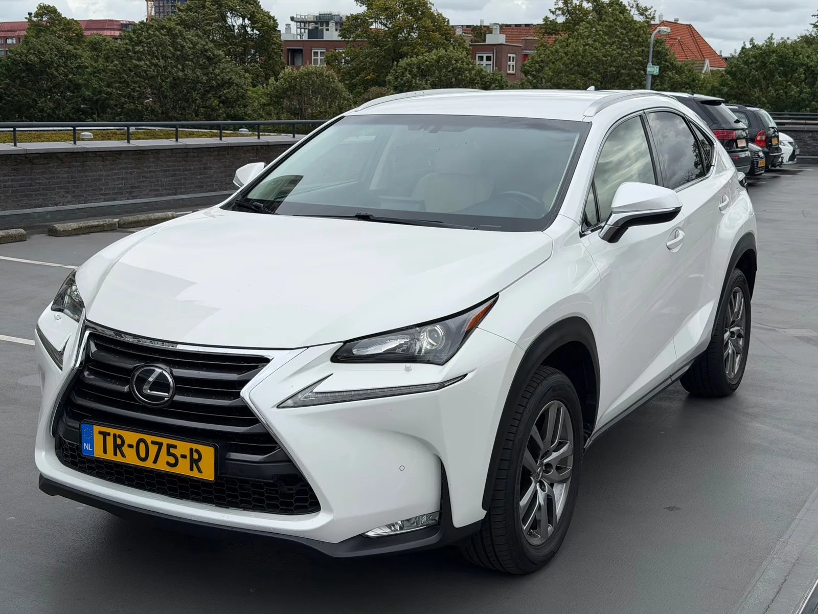 Lexus NX200T (2015) — foto 1