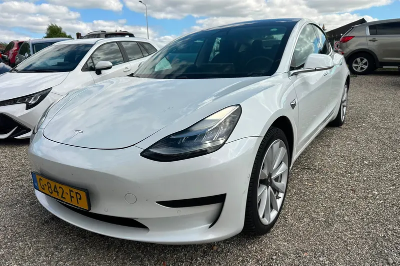 Tesla Model 3 (2019)
