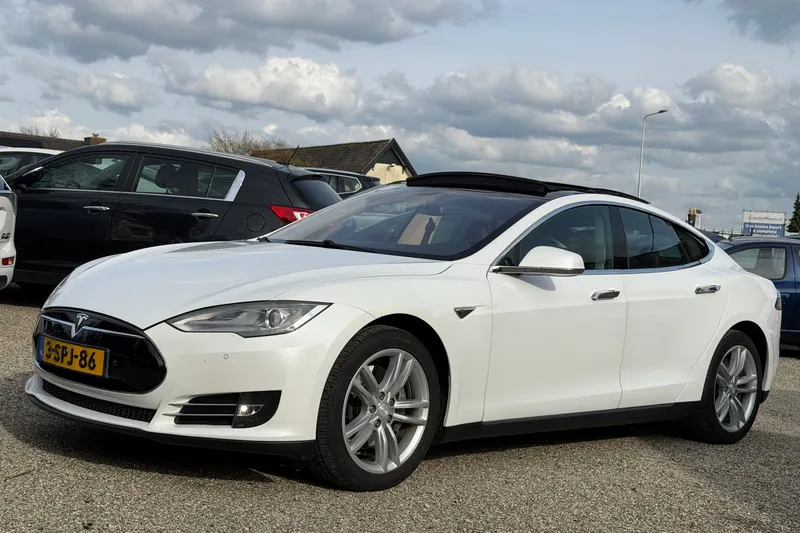 Tesla Model S (2013)