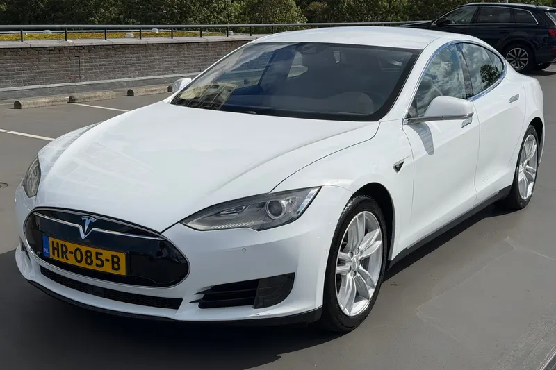 Tesla Model S (2015)