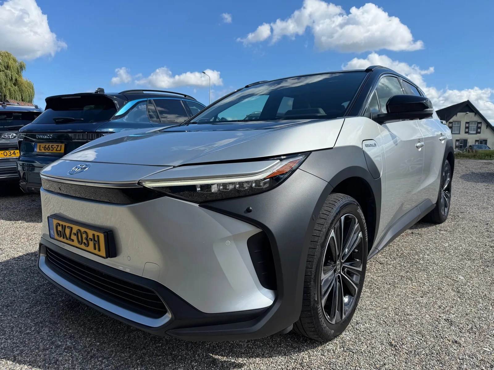 Toyota bZ4X (2023) — foto 1