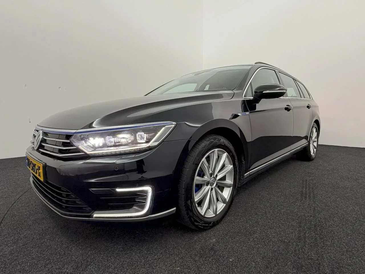 Volkswagen Passat (2015) — foto 1